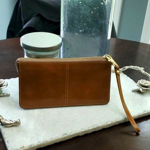 Lecxci wristlet